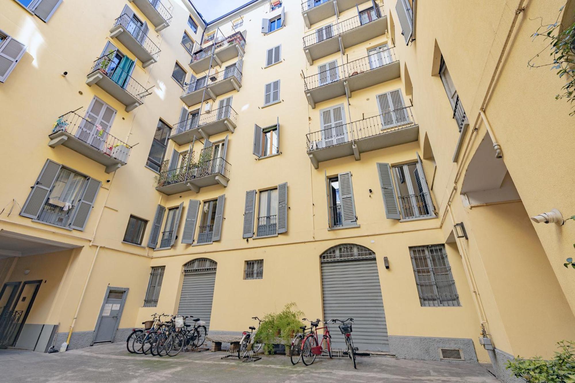 Vintage Gem - 8 Min Duomo Apartment Milan Bagian luar foto